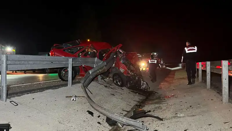 Bariyerlere Çarpan Otomobilde Feci Kaza: İki Kişi Hayatını Kaybetti