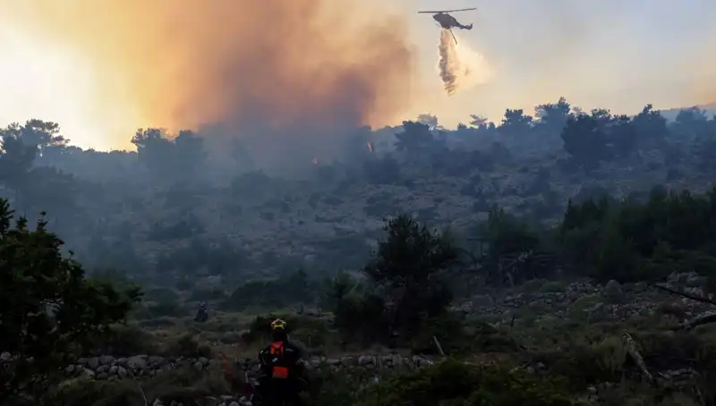 Eğriboz Adası’nda Yangın Felaketi: İki Köy Tahliye Edildi!