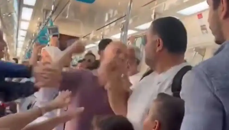 Marmaray'da Yüzlerce Yolcunun Gözleri Önünde Yumruklu Kavga!