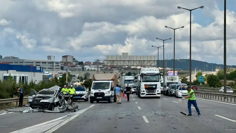 Otoyolda Trafigi Alt Üst Eden Kaza: Üç Kişi Araçta Sıkıştı