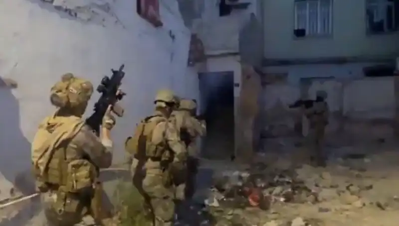 Türkiye'nin 75 İlinde Dev Uyuşturucu Operasyonu: 2.311 Şüpheli Yakalandı
