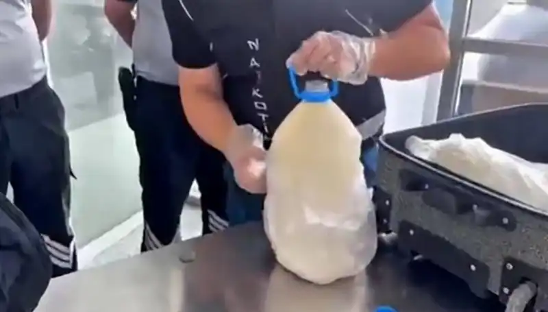 Havalimanında Korkutan Yakalama: 12 Kilo 800 Gram Süt Şişesinde!