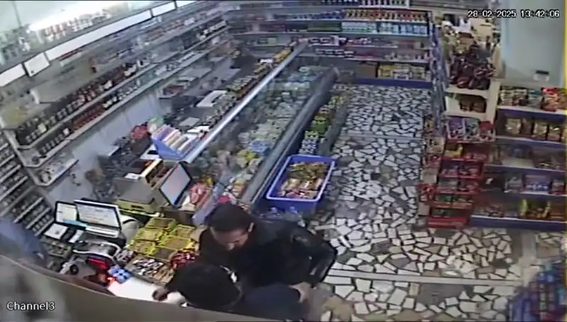 Cezaevi Firarisi Markette Yüzlerce Kişiyi Korkuttu: Bıçak ve Mermerle Dehşet Anları