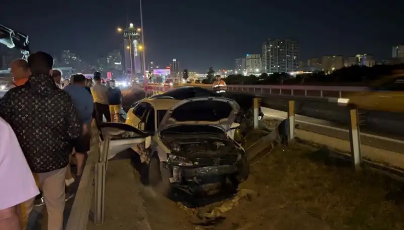 Otomobiller Yol Ayrımında Dikkatsizlik Kurbanı Oldu: Kaza Anı Kamerada