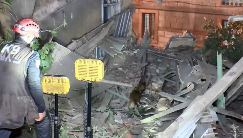 İstanbul'da Deprem Sonrasında Çöken Bina, Korku Dolu Anlar Yaşattı