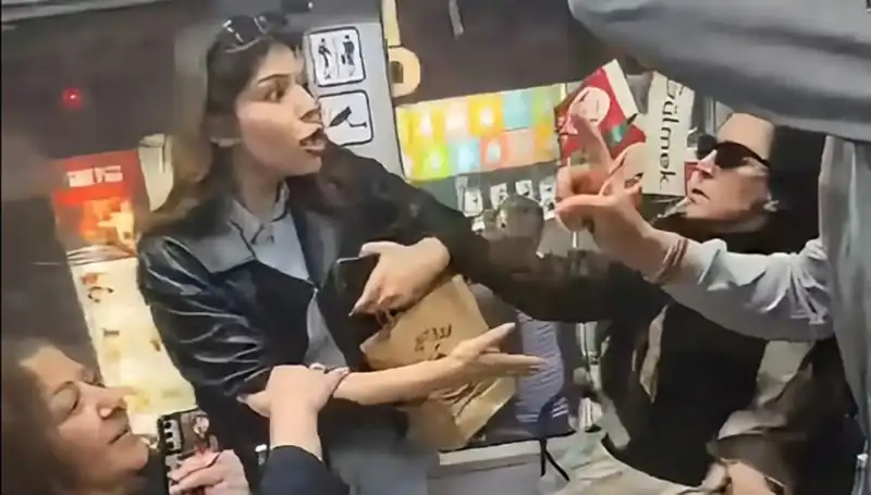 Tramvayda Kadınlar Arasında Yer Kavgası: Tekme, Küfür ve İhtişamlı Görüntüler!