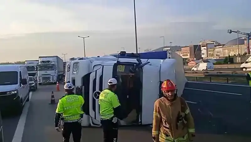 Pendik TEM Otoyolu'nda TIR Devrildi, İstanbul Yönünde Trafik Faciayı Bekliyor!