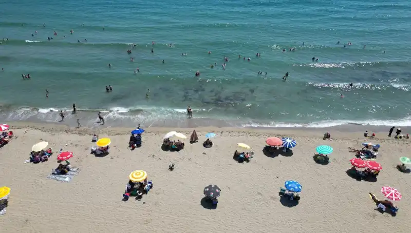 Tekirdağ'da Sıcak Havalarda Plaj Keyfi: Kalabalık Sahillerin Görüntüleri