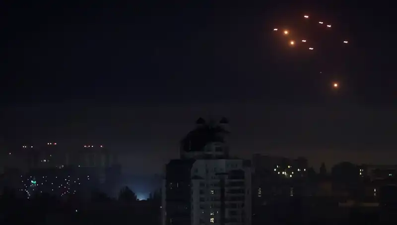 Rusya'nın Kiev'e Hava Saldırısı ve Sumi'deki Tahliyeler: İki Yeni Gelişme