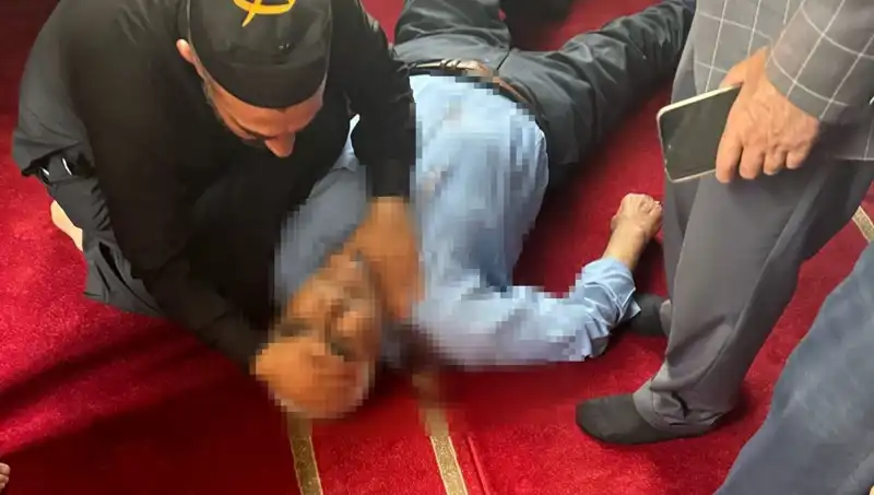 Camide Namaz Kılan Adam Bıçaklandı: Hayatı Tehlikede Mi?