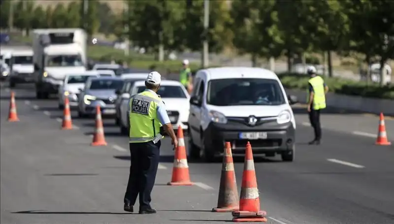 Tüneli Kapatıp Konvoy Oluşturan Gruplar Şehirde Gündem Oldu