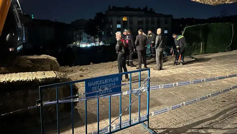 İstanbul'da İnşaat Sırasında Yol Çöktü: Hayvanlar ve Araçlar Tehlikede