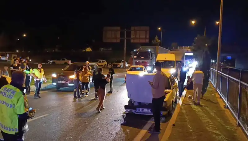 Otoyolda Kaza: İkisi Çocuk Dört Yaralı, Kuralsız Geri Dönüşün Bedeli