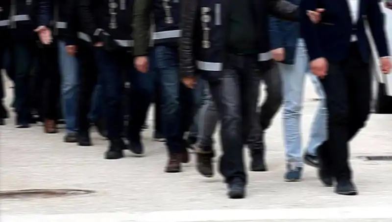 : "Balkız Tuzağı: Sosyal Medya Üzerinden Kadınları Kandıran Çeteye Baskın"