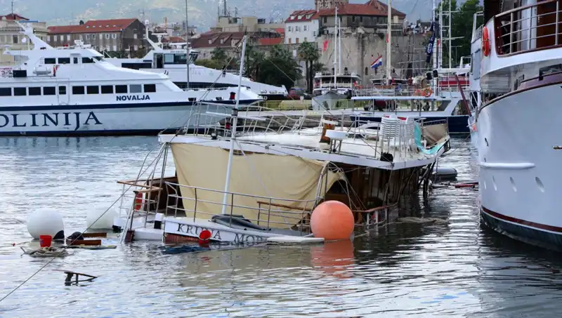 Hırvatistan'da Doğa Felaketi: Feribotun Çarptığı Gemi Battı!