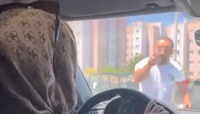 Aracın Camını Yumruklayan Sürücü: Trafikteki Dehşet Gözler Önünde Yaşandı