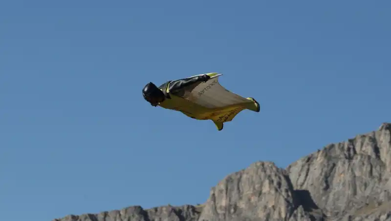 Erzincan'da "Yarasa Adam" Adrenalin Tutkunlarını Büyülüyor!