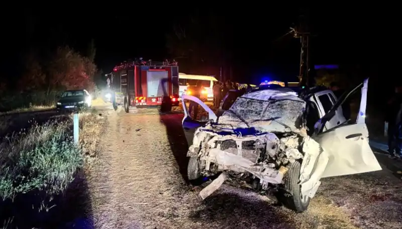 İkilemde Kalan Hayatlar: Ciple Traktör Çarpıştı, 5 Yaralı