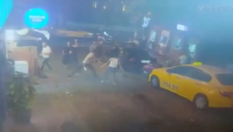 Beyoğlu'nda Sokak Kavgası: Laf Atma Tartışması Kanlı Bitti!