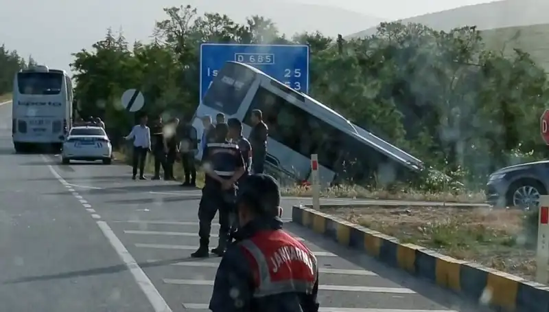 Isparta'da Tur Otobüsü ve Yolcu Otobüsü Çarpıştı: Yaralılar Hastaneye Sevk Edildi