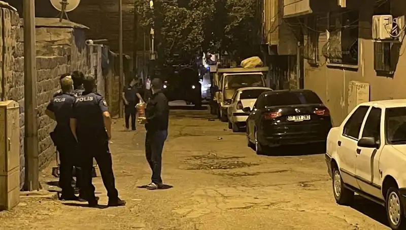 Polise Ateş Açan Şüpheli Bacaklarından Vuruldu, Olay Anı Şok Edici!