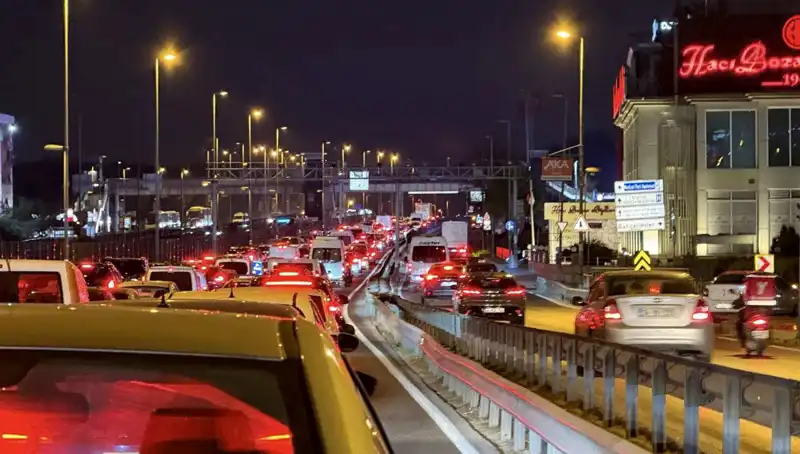 Yenibosna Metrobüs Yaya Üst Geçidi İçin Yoğun Çalışmalar Başladı