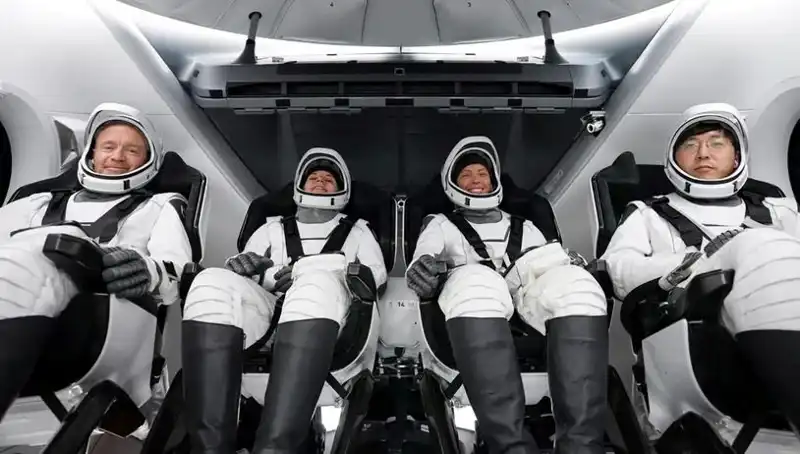 SpaceX'in Tarihi Misyonu: Uzay Yolcuları Başarıyla Dünya'ya Döndü