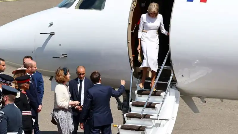 Macron Çiftinin İlişkisi Sarsılıyor: Eşi Elini Görmezden Geldi!
