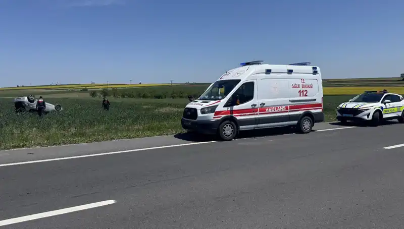 Edirne'de Devrilen Otomobilde Korkunç Kaza: Sürücü ve Eşi Yaralandı