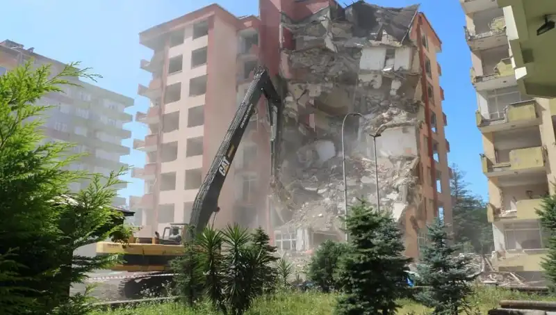 Dalgalar Yıkıcı Gücünü Gösterdi: İki Bina Demir Yığınına Dönüştü