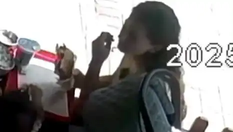 Saçını Tostunun İçine Koyarak Protesto Eden Kadın Şok Etti!