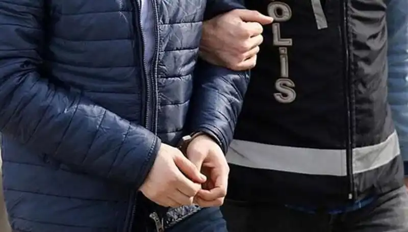 İzmir’de FETÖ Operasyonu: 10 Polis Memurundan 2'si Tutuklandı, Diğerleri Serbest