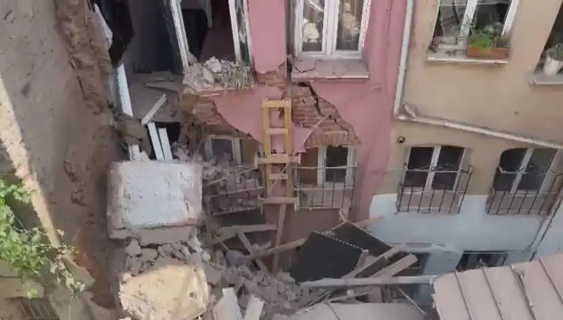 İstanbul'da Dehşet: Üç Katlı Binanın Balkonu Çöktü, Olay Anı Kamerada!
