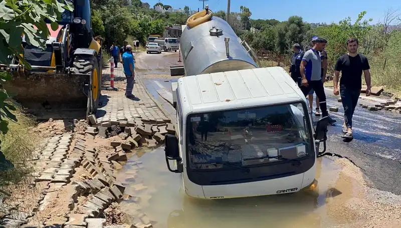 Bodrum'da Şok! Su Hattı Patladı, Tanker Çukura Düştü