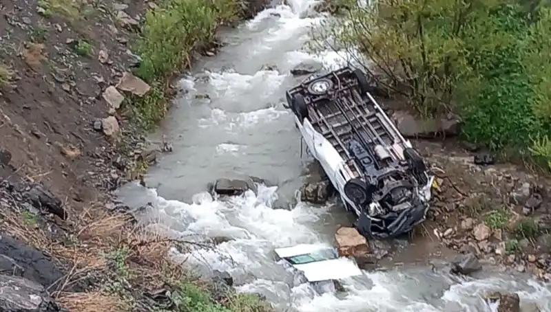 Hakkari'de Minibüs Devrildi: Derede Can Pazarı Yaşandı