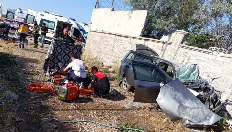 Lastiği Patlayan Araç İstinat Duvarına Çarptı: Feci Kaza Sosyal Medyayı Salladı