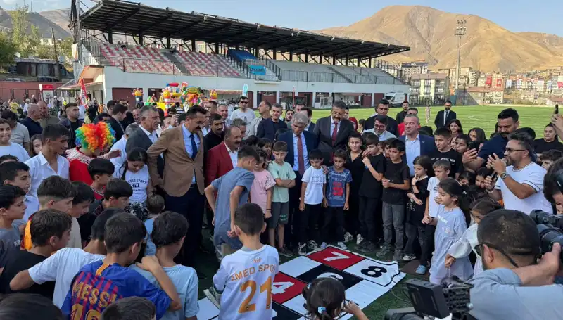 Hakkari’de Coşku Dolu Anadolu Şenliği Rüzgar Gibi Geldi!