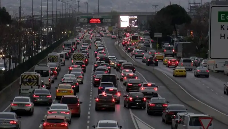 İstanbul'da Pazartesi Trafiği: Hafta Başında Neler Yaşanıyor?