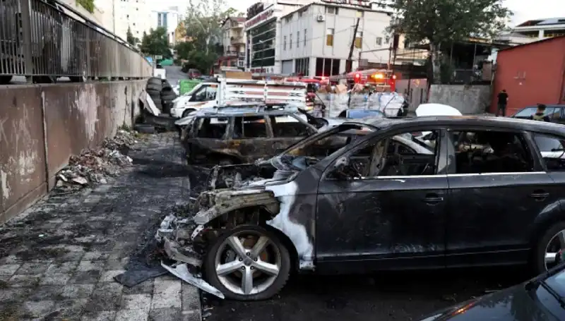 Sanayi Sitesinde Korkunç Yangın: Tamir Bekleyen Araçlar Alev Alev!