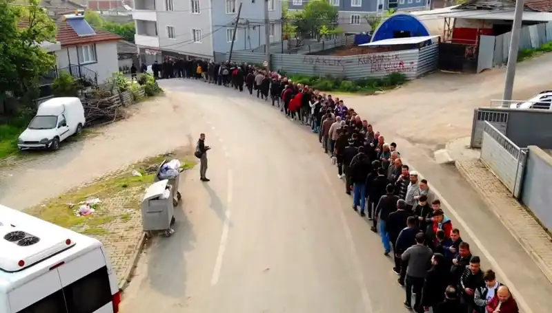 Bursa'da Bayram Coşkusu: Mahallede 1 Kilometrelik Kuyruk Oluştu!