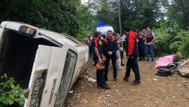 Rize'de Minibüs Kazası: Yamaçtan Yuvarlanan Araçta İki Ölüm, Üç Yaralı