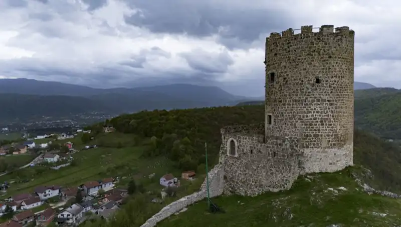 Bosna Hersek'in Tarihi Mirası: Sokolac Kalesi Zamanla Sınavda
