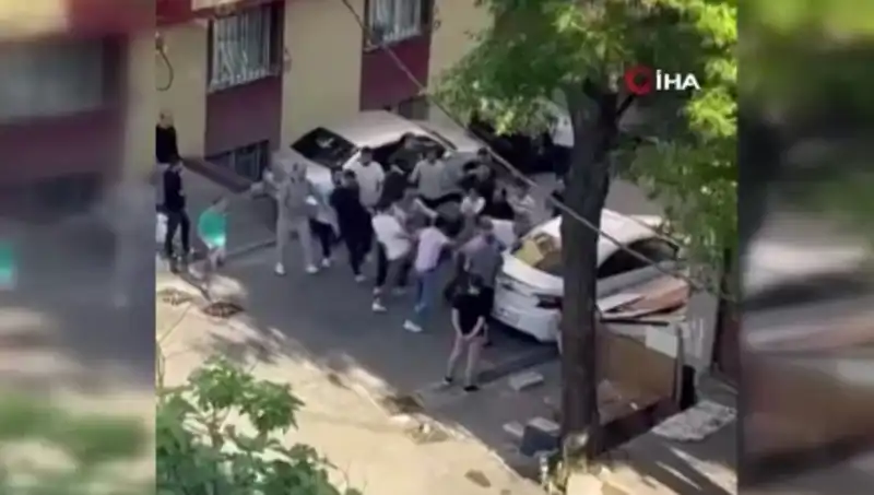 Kapıları Zorlayan Madde Bağımlısına Meydan Dayakları: Sokaklar Kızıştı