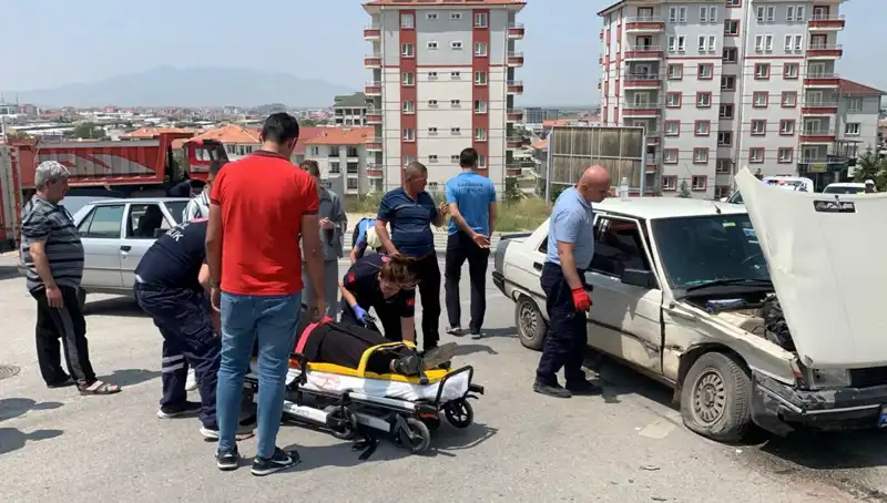 Kavşakta Meydana Gelen Kaza: İki Kişi Yaralandı ve Trafik Akışı Hızla Durduruldu