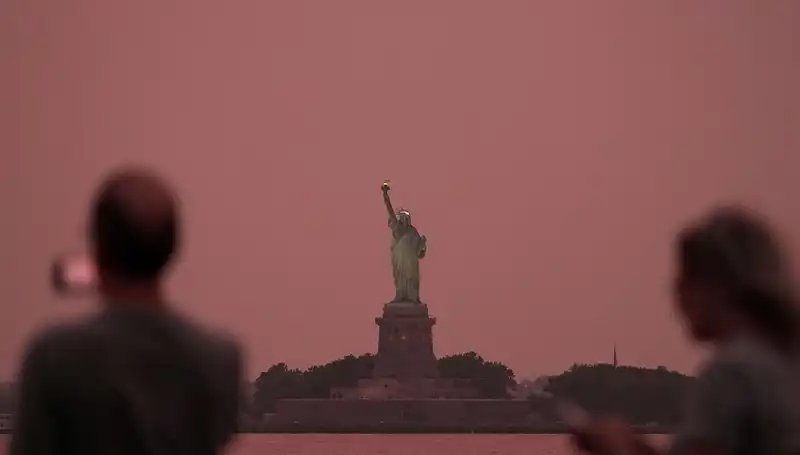 Kanada Yangınlarının Sarmaladığı Duman, New York’u Tekrar Esir Aldı