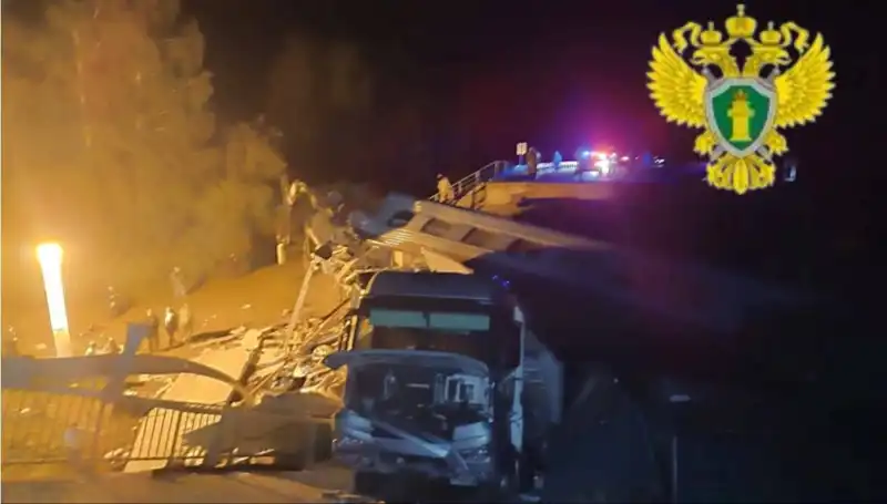 Rusya'da Tren Seferleri Tehlikeye Atlarken, Köprü Üzerine Çöktü!