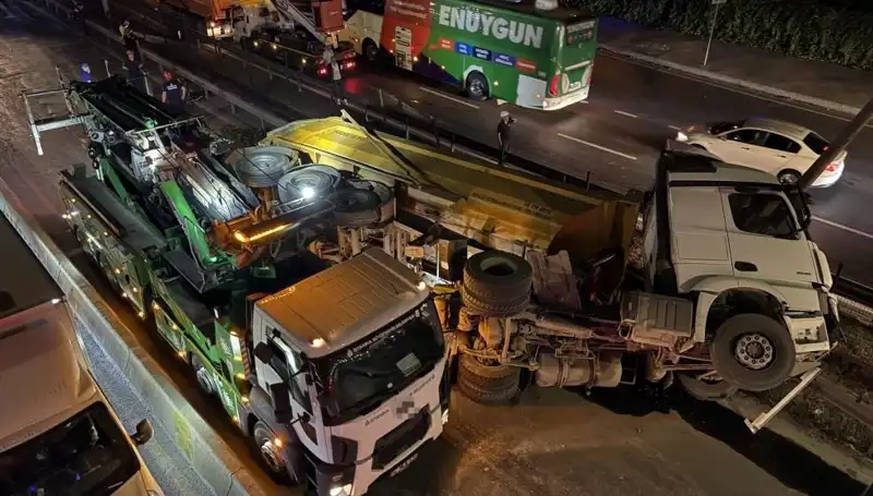 Moloz Yüklü Hafriyat Kamyonu Devrildi: Şok Edici Anlar!