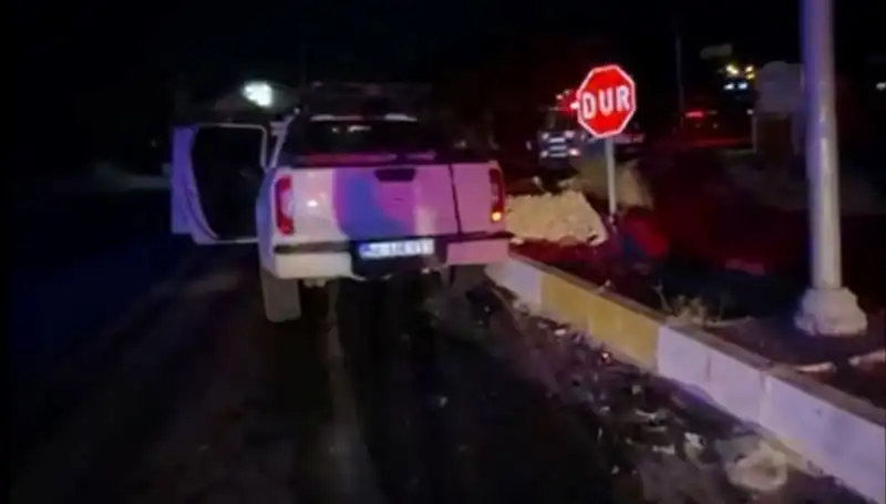 İzmir’de Feci Kaza: Kamyonet ile Hafif Ticari Araç Çarpıştı, 7 Yaralı