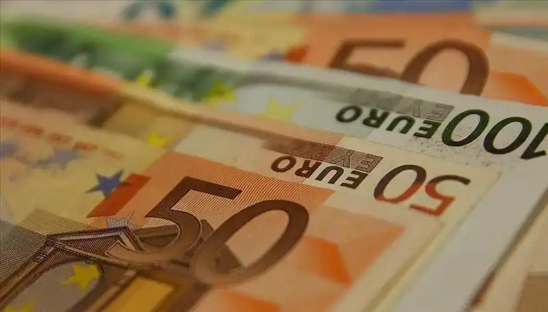 Euro'nun Zirveden Gerilemesi: Ekonomi Uzmanları Ne Diyor?