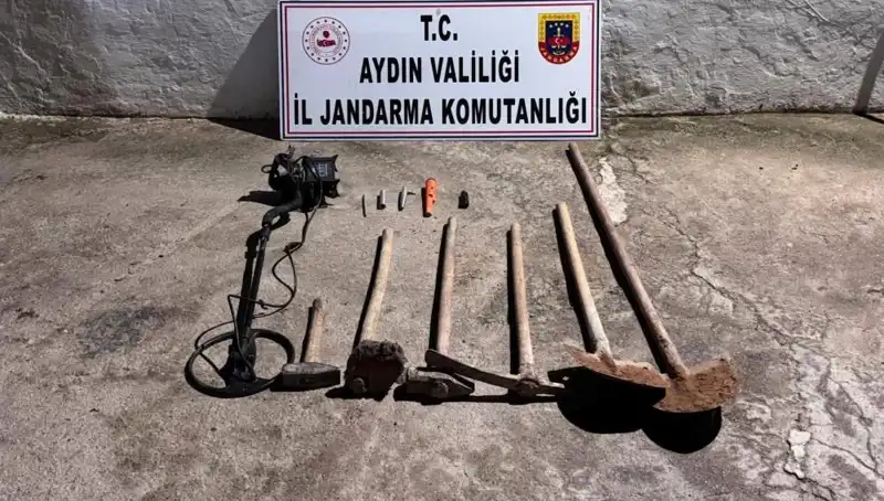 Aydın'da Kaçak Kazıya Suçüstü: Suç Unsurları Ele Geçirildi